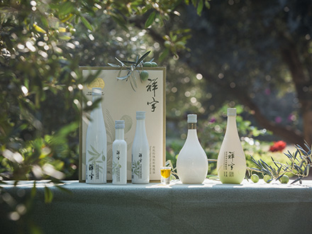 祥宇特級(jí)初榨橄欖油，純手工采摘、精選優(yōu)質(zhì)油橄欖鮮果，用意大利貝亞雷斯全自動(dòng)設(shè)備物理冷榨工藝，在鮮果采摘后8小時(shí)內(nèi)限時(shí)鮮榨而成。